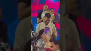 اصغر طفله بتغني مع مسلم في الحفله 