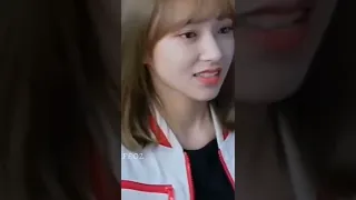 تفاجأت كيف بعاملها مسلسل الوقوع في الابتسامه 