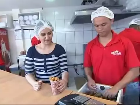 EMPRESÁRIA DE 22 ANOS FATURA ALTO COM A VENDA DE COXINHAS