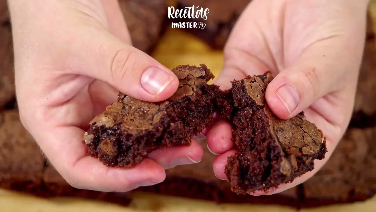 A MELHOR RECEITA DE BROWNIE FÁCIL COM CASQUINHA CROCANTE