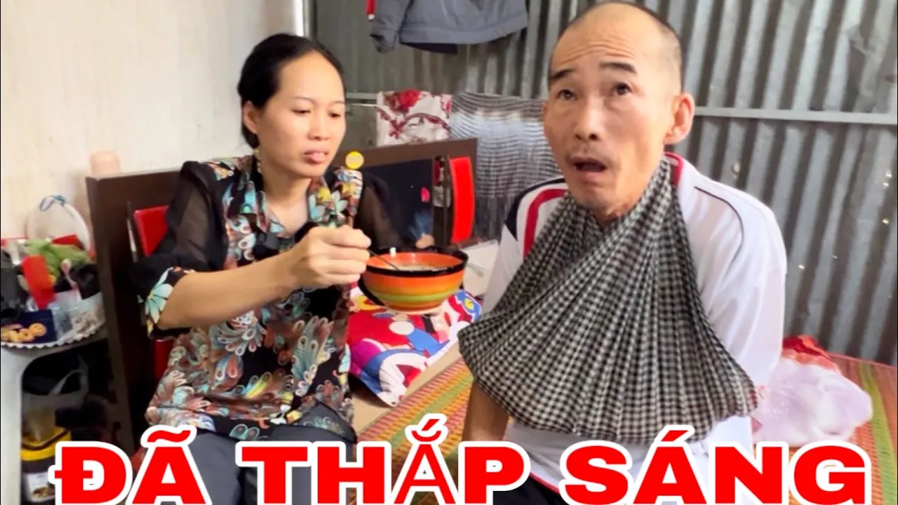 Nghị lực phi thường của 2 cha con cô gái không nhà cửa đã thắp sáng.