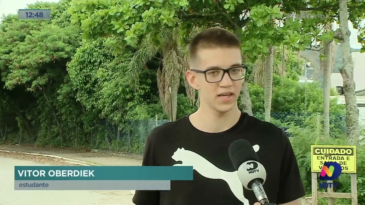 Buraco em frente à Casan em Florianópolis deixa pedestres e ciclistas em risco