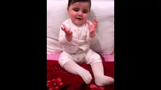 طفلة عمرها 7 اشهر تقلد الكبار في التصفيق 
