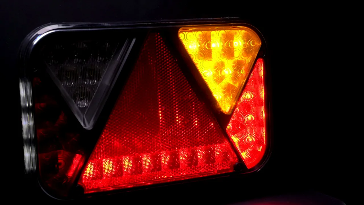 Video: Links | LED achterlicht met mistlicht & kentekenlicht | 12v | 100cm. kabel | VC-2721