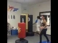 Download Lagu gadis yang luar biasa sangat lucu menendang botol air dengan cara yang berbeda 1