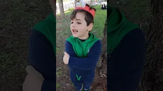 دينيز خاف من الإبرة بابا عطاه إبرة وهرب منو 