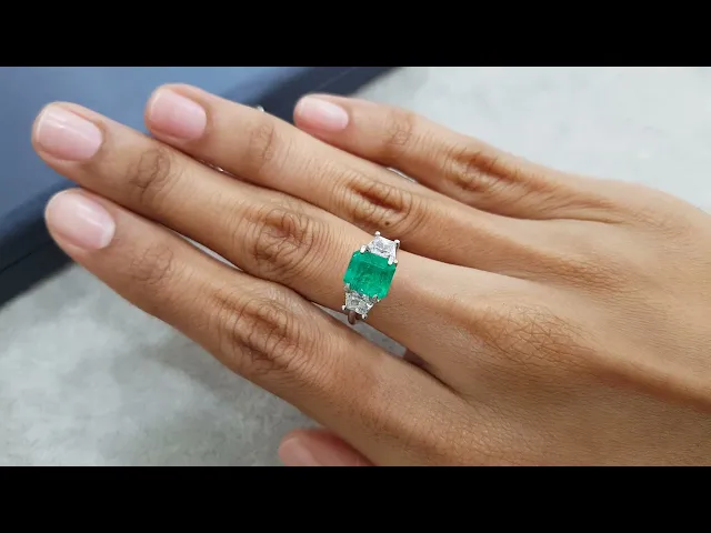 Intense Colombian emerald 1.56 ct, Vivid Green Video  № 1