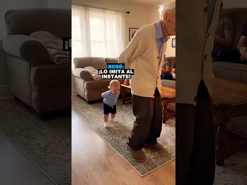 Un niño pequeño imita a su abuelo 😁♥️