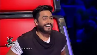طفل عربي يبكي أثناء أدئة لأغنية إني أحب محمدا ويبكي الجمهور ولجنة التحكيم في برنامج             دندنها
