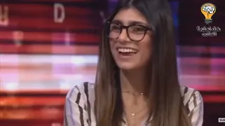 مذيع يحرج مايا خليفة بسؤاله من هو صاحب أطول قضيب مارست الجنس معاه 