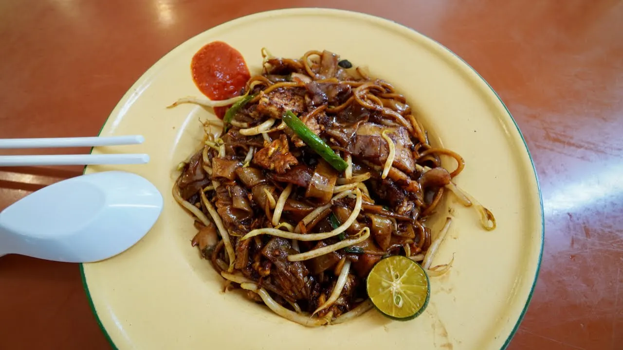 How CHAR KWAY TEOW () is fried! (in 100% pork lard!) (Siglap, Singapore street food)
