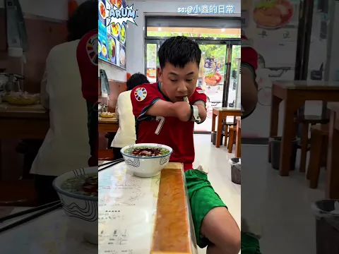 Pria ini makan aja harus berjuang🥺
