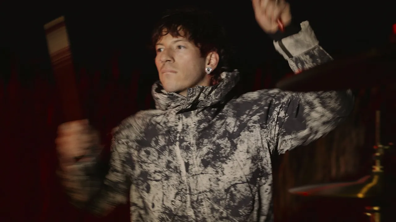 Twenty One Pilots - Vignette (Official Video) Twenty One Pilots - Vignette (Official Video)