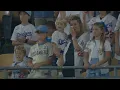 Download Lagu Clayton Kershaw betreedt de heuvel in het Dodger Stadium in zijn LAATSTE start in het reguliere s...