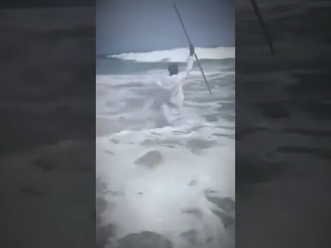 ادعى النبوة واراد شق البحر 😳