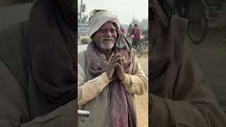 70 साल के बुजुर्ग बाबा के साथ ऐसा क्या हुआ जो भावुक हो गए।🥹 Heart touching Video 🥺#help #happiness