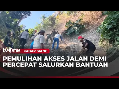 Pembersihan Material Longsor Pascagempa di Sikka NTT