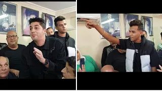 كوميديا من عصام صاصا وعنبه اثناء امضاء تعهد بعدم استخدم اسم مهرجانات في نقابه الموسيقيين 