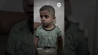 يرتجف خوفا طفل ناجي من مجزرة الاحتلال في مستشفى المعمداني غزة فلسطين 