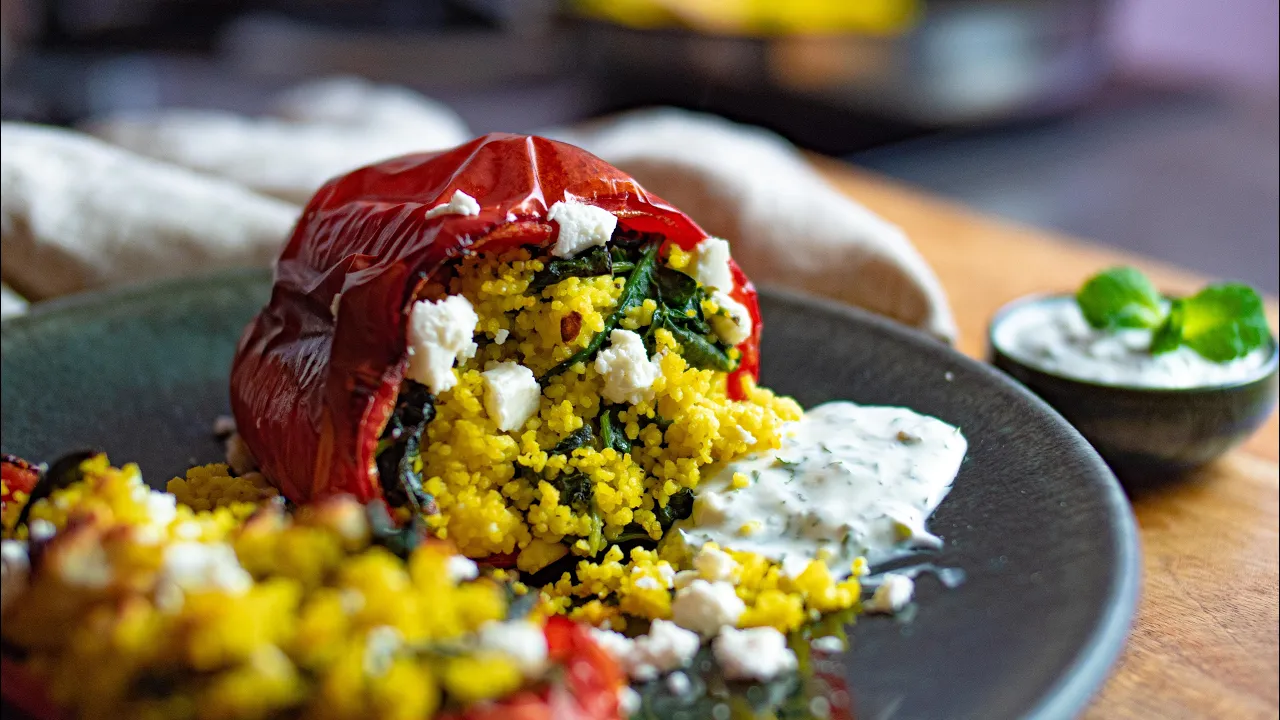 Gefüllte Paprika mit Hackfleisch auf eine besondere Art serviere ich Euch heute! Bei diesem Rezept f. 