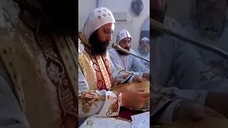 أجمل راهب صلى الرشومات أبونا رويس الجوارجى وفى قداس استلام الذبيحة وكأنه بيصلى من سنين  أجمل راهب صلى الرشومات أبونا رويس الجوارجى وفى قداس استلام الذبيحة وكأنه بيصلى من سنين