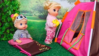 baby alives dormem no acampamento do jardim 