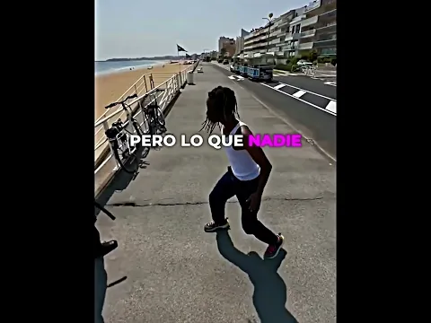 Hombre en el paseo imita un videojuego 🎮