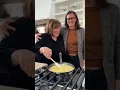 Download Lagu Jennifer Garner's Pretend Cooking Show(ft. Ina Garten) - Episode 56: Cacio e Pepe Scrambled Eggs