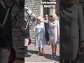 Download Lagu Brigitte Macron touche le cheval de la Reine Elizabeth 2 d'Angleterre
