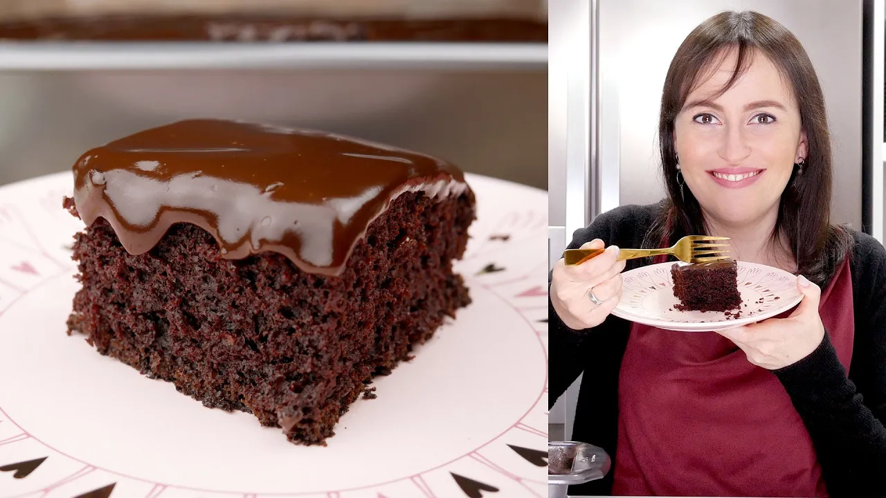 BOLO DE CHOCOLATE COM RECHEIO DE NINHO CREMOSO