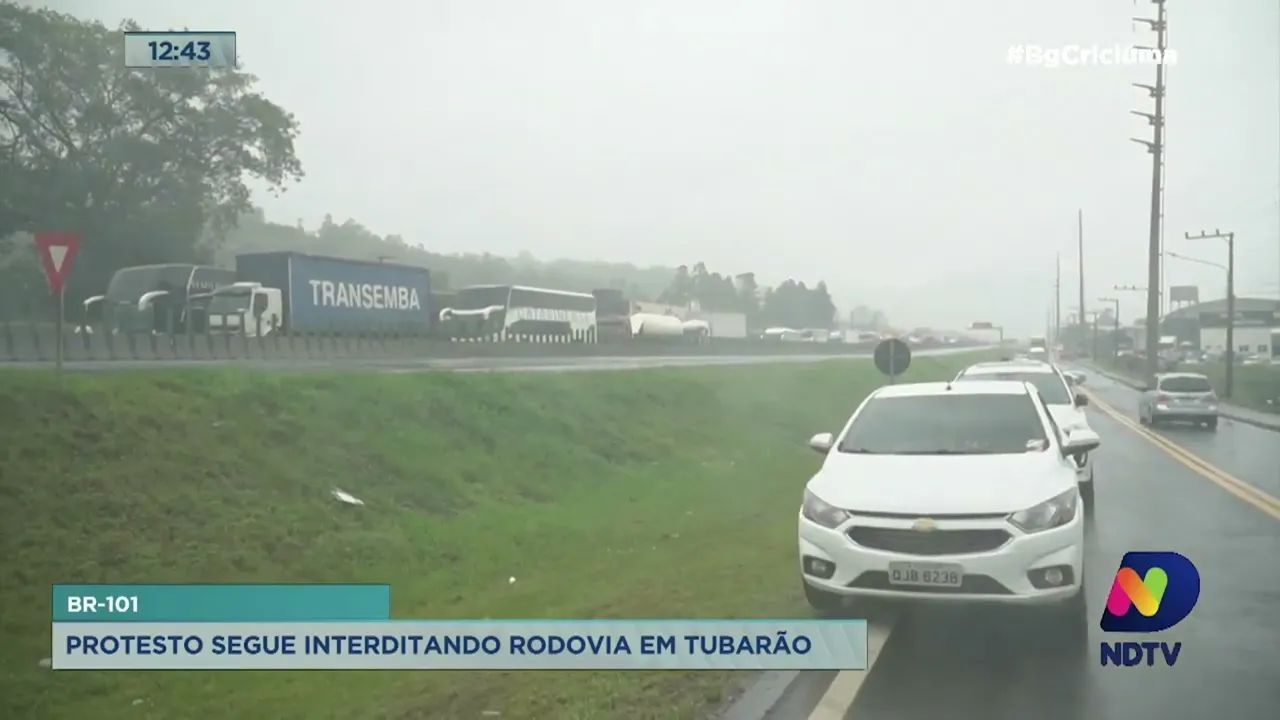 Protesto interdita rodovia em Tubarão