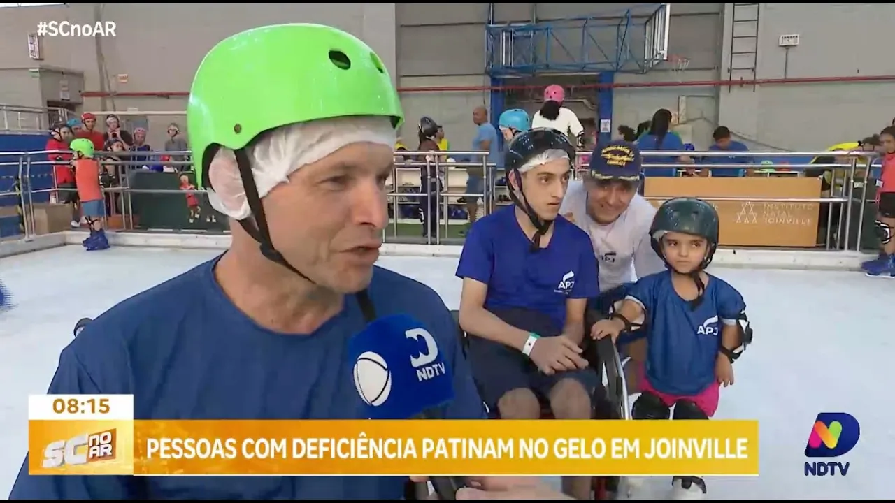 Pista de patinação no gelo em Joinville diverte pessoas de todas as idades