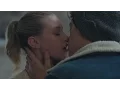 Video di Betty & Jughead's First Kiss | Riverdale Episode Clip 1x6