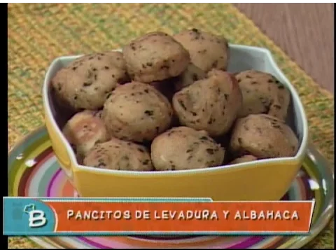 Pancitos de levadura y albahaca