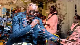 زولة تفتح الباب ضلفتين امي 