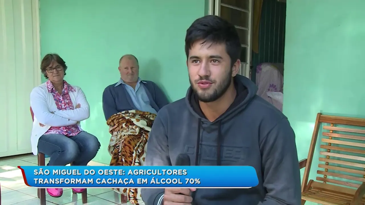 Agricultores transformam cachaça em álcool 70%