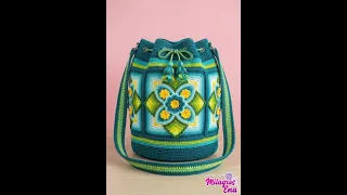 BOLSOS TEJIDOS EN FORMA CILINDRICA DE 4 CUADROS CON ASAS CORTAS Y TIRANTES LARGOS / CUADRADO N° 79
