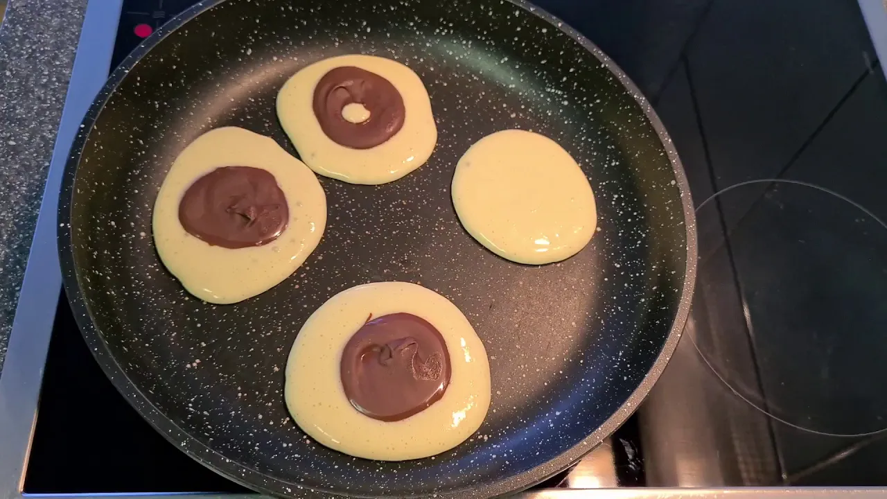 Pancakes Zutaten (ca. 30 Stück) ♥️Teig: 2 Eier 300 ml Milch 3 EL Zucker 1 pack. Backpulver 330 g Meh. 