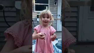 أمها تراها فتاة تجلب عائلة ضفادع 