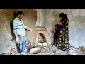 Download Lagu De bouw van een open haard door een jongeman bracht Tuba en haar dochter vreugde.