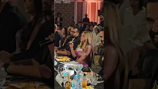 شوف ادب ياسمين الخطيب بوضع منديل على صدرها 