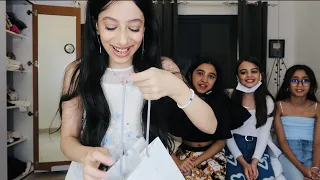 صديقاتي فاجأوني بهدايا عيد ميلادي مين احلى هدية 