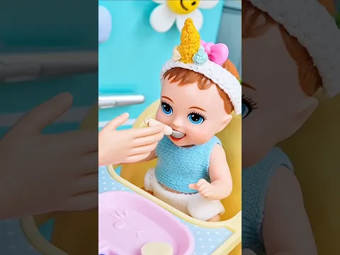 Baby Eats Mommy’s Homemade Baby Food! 🥣