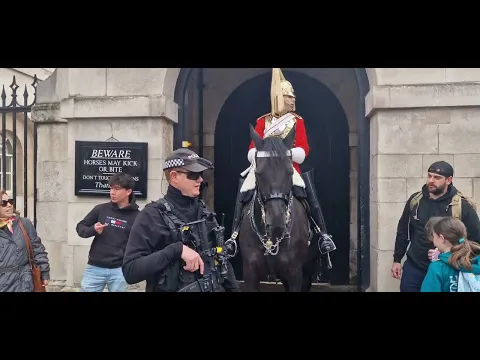 Download MP3 King's guard asks tourist to get the police