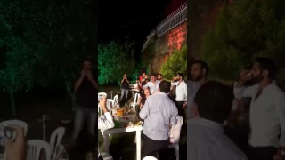 لحظة إطلاق الن ار في عرس بتغرين واصابة المصور 