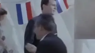 عينيا يا قلبي جرى إيه الدنيا احلوت كده ليه يا أصحابي يا أهلي يا جيراني أنا عايز اخذكم في أحضاني     دندنها