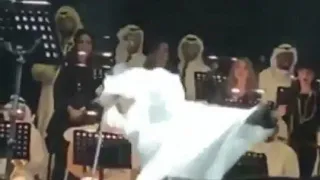 لحظة سقوط الفنان عبدالله الرويشد على المسرح والغاء الحفلة 