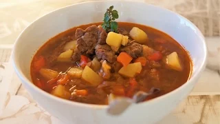 Rindsgulasch kochen braucht seine Zeit. Resi Oma empfiehlt daher gleich eine größere Menge zu machen. 