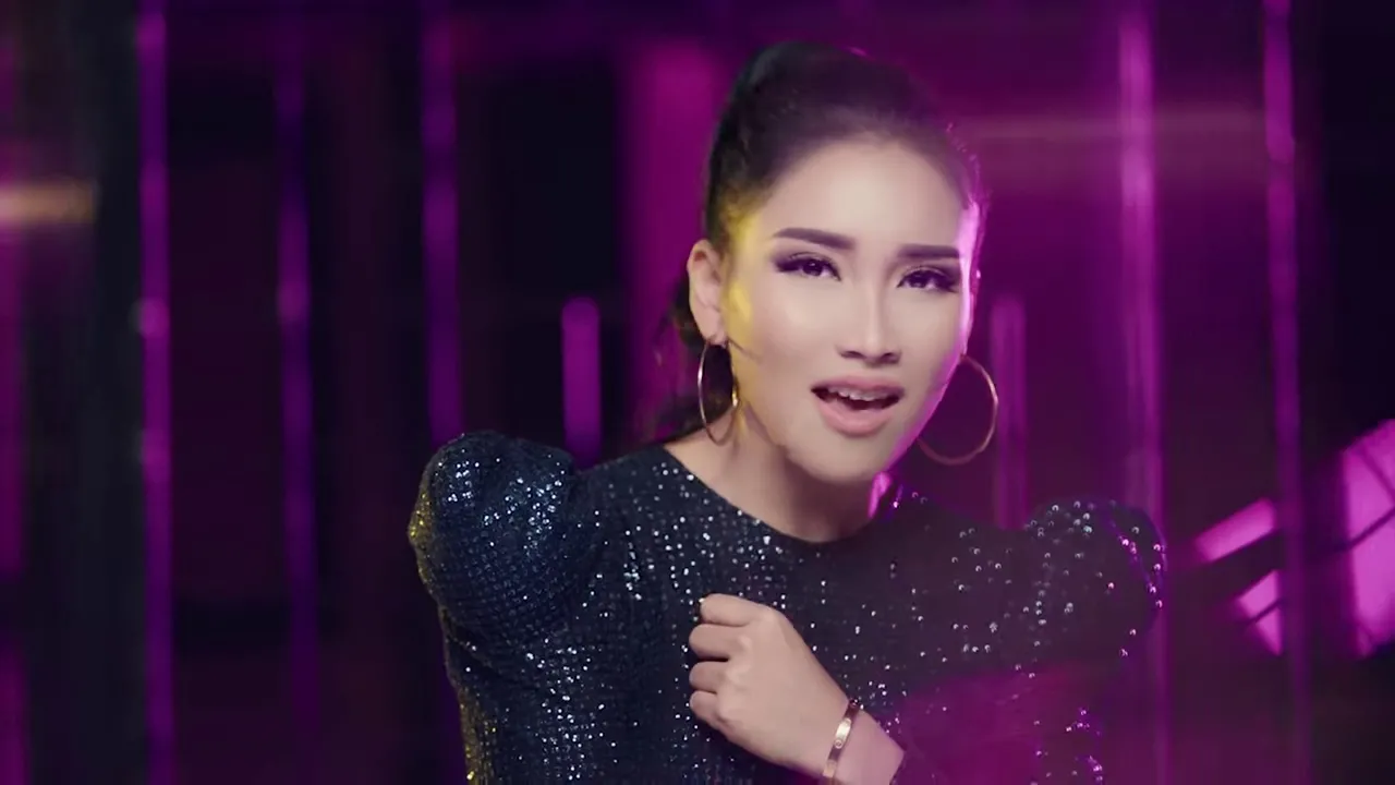 Video Ayu Ting Ting x Keremcem - Apalah Cinta (Official Music Video)