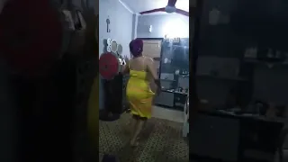 رقص فاجر عل مهرجانات ٢٠٢٠ بقميص النوم الأصفر 